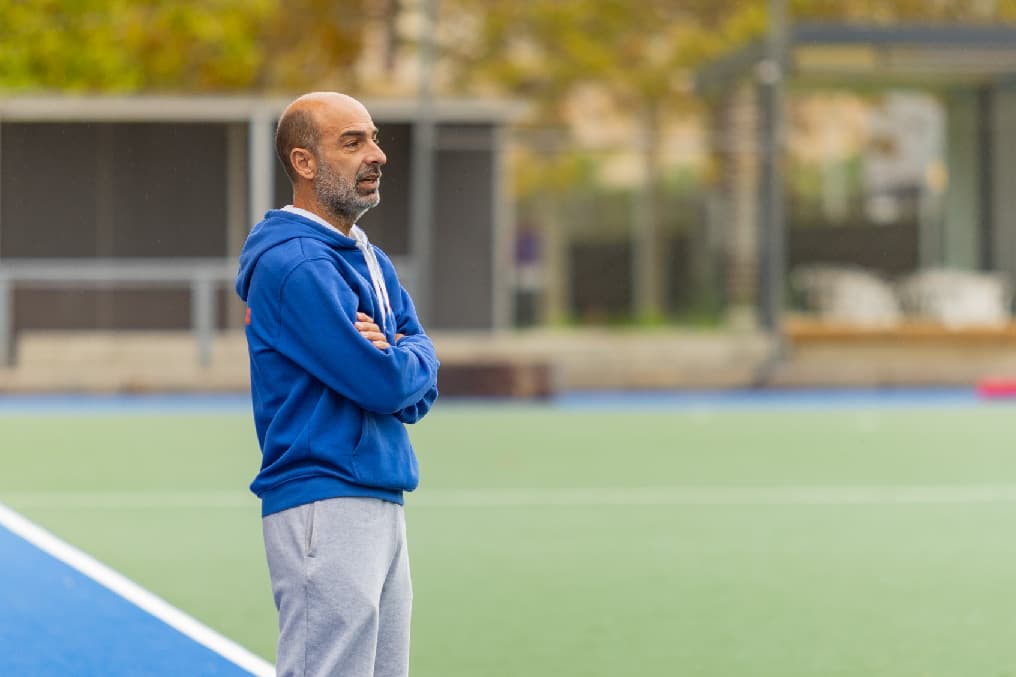 Sessió d'hoquei a educació física